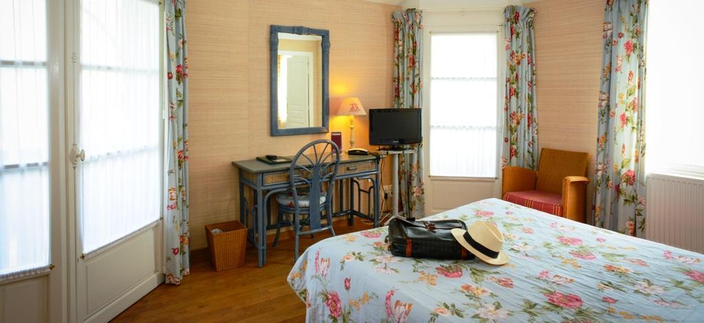 Logis Hotel Les Fuchsias แซ็ง-วา-ลา-อูเก ภายนอก รูปภาพ